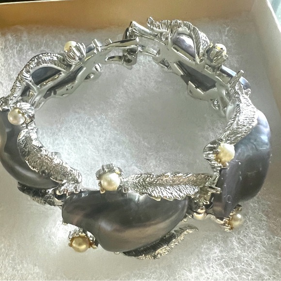 Set of Coro gray Thermoset and Pearl necklace, earrings and bracelet. Vintage! - Picture 2 of 7